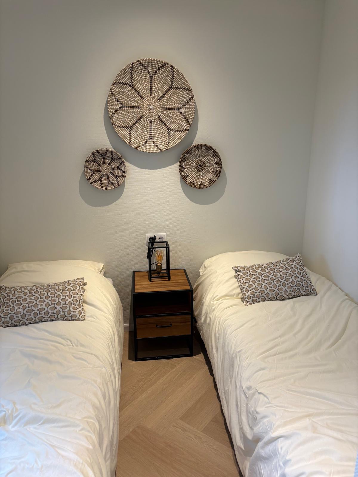 Tweede slaapkamer in de modelwoning met twee eenpersoonsbedden